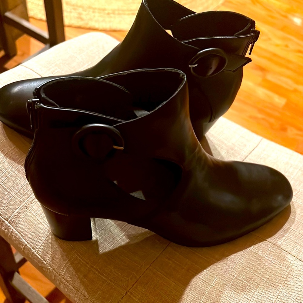 EARTH BLACK ANKLE BOOT